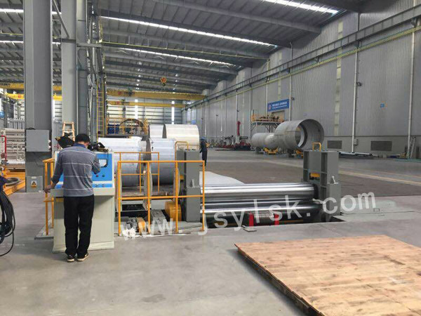 中(zhōng)小型上輥萬(wan)能式卷闆機(jī)