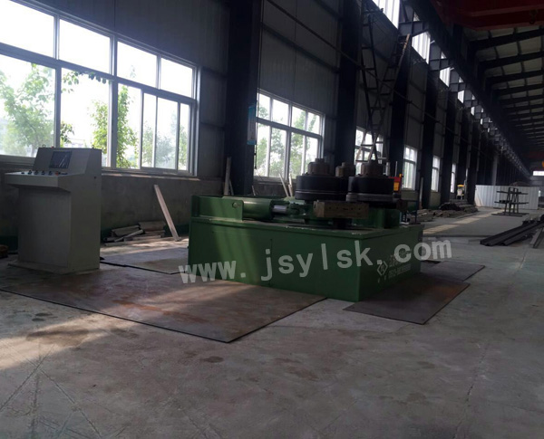 型(xing)材彎曲(qu)機