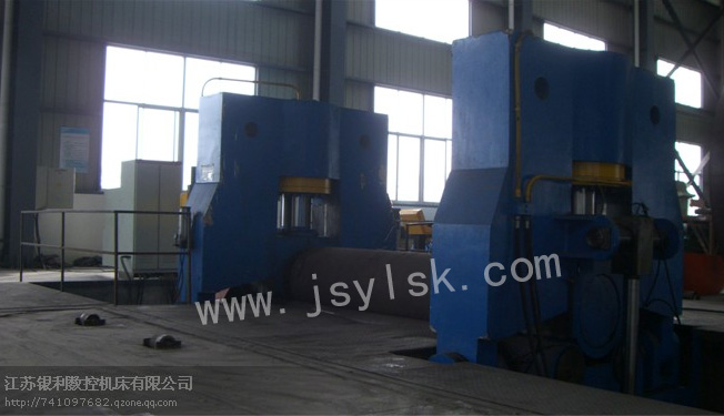 大型上(shàng)輥萬能(néng)式卷闆(pǎn)機