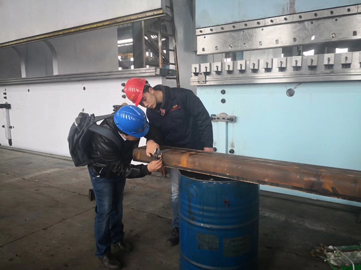 東海(hai)數控折彎機試機(ji)