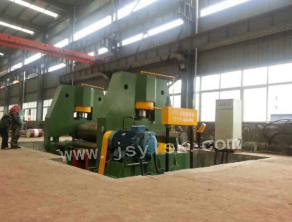 大型上(shàng)輥萬能式卷闆(pan)機